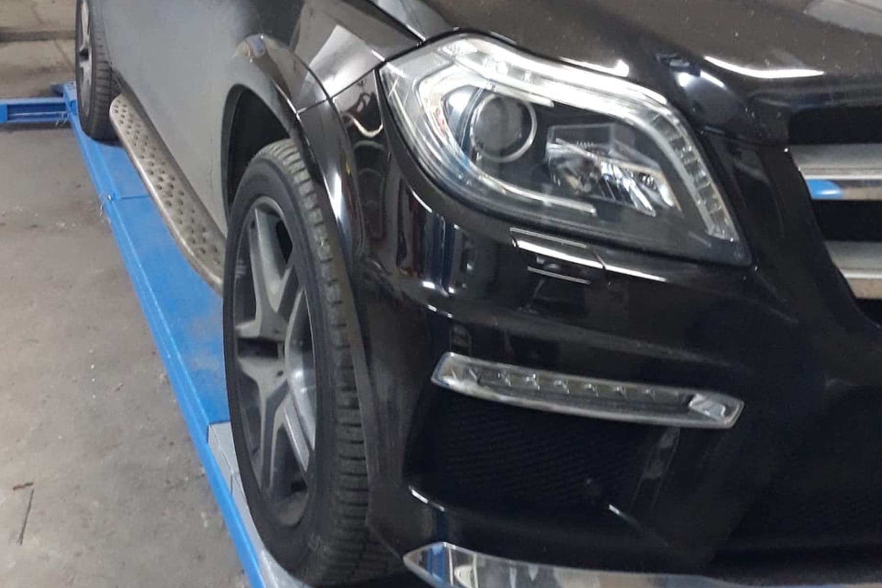 Черен Mercedes GL на подемника